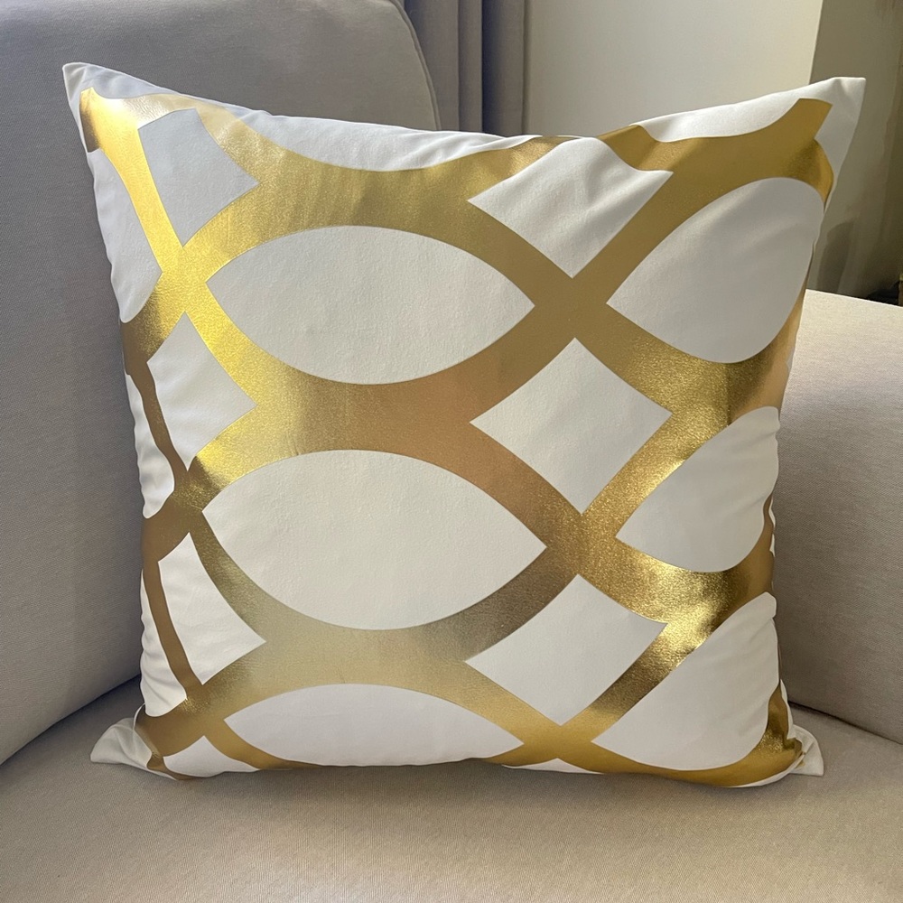 TwoLuxury white and gold foil pillow Size 22x22 in - Picture 1 of 13